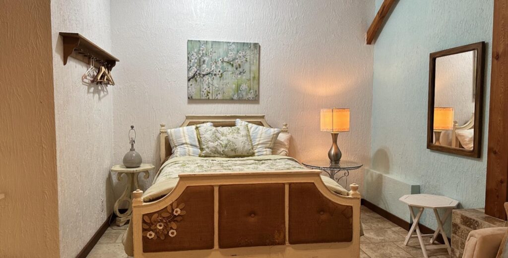 Garden room, queen bed